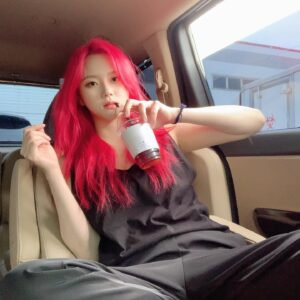 Jeong Da-eun Instagram - 역시..생일에는 촬영대기지!!🥳
축하해주셔서 감사합니다🙏🏻💕
