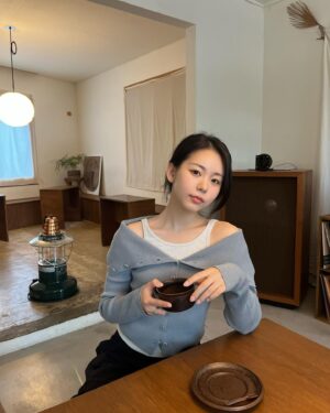 Jeong Da-eun Instagram - 만땅 충전 여행 🌊 🍊 🌴=🖤🖤🖤
