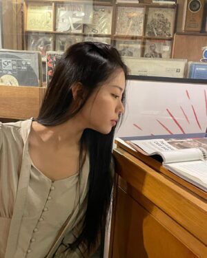 Jeong Da-eun Instagram - 🤎😽