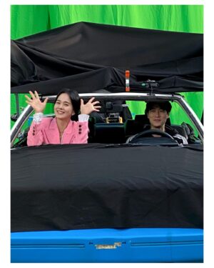 Jeong Hye-young Instagram - 작년 가을
1980년대로 갔던 
<재벌집 막내 아들 >크로마키 촬영 현장 🎥
차 씬 ^^