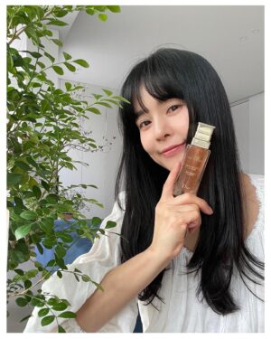 Jeong Hye-young Instagram - #광고
시간을 멈출순 없겠지만 
남들보다 조금 느리게 가도록 만들순 있지요
열심히 나를 가꾸어봐요
#디올프레스티지 #로즈앰플세럼
피부속부터 에너지가 차올라
탄력을 되찾아
더욱 아름답게 빛나는 피부 
디올프레스티지와 함께 하세요!