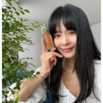 Jeong Hye-young Instagram - #광고 시간을 멈출순 없겠지만 남들보다 조금 느리게 가도록 만들순 있지요 열심히 나를 가꾸어봐요 #디올프레스티지 #로즈앰플세럼 피부속부터 에너지가 차올라 탄력을 되찾아 더욱 아름답게 빛나는 피부 디올프레스티지와 함께 하세요!