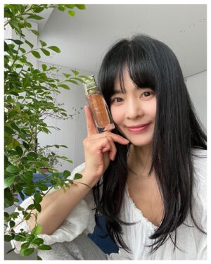 Jeong Hye-young Instagram - #광고
시간을 멈출순 없겠지만 
남들보다 조금 느리게 가도록 만들순 있지요
열심히 나를 가꾸어봐요
#디올프레스티지 #로즈앰플세럼
피부속부터 에너지가 차올라
탄력을 되찾아
더욱 아름답게 빛나는 피부 
디올프레스티지와 함께 하세요!