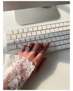Jeong Hye-young Instagram - 🤍 나이를 말해 주는 나의 손 50 온갖 집안 일로 울퉁불퉁 마디도 굵어지고 주름이 많아져도 난 내 손이 좋아요 막내가 끼워준 2만원짜리 생일 선물 하트반지가 반짝반짝 위로해주네요🤍
