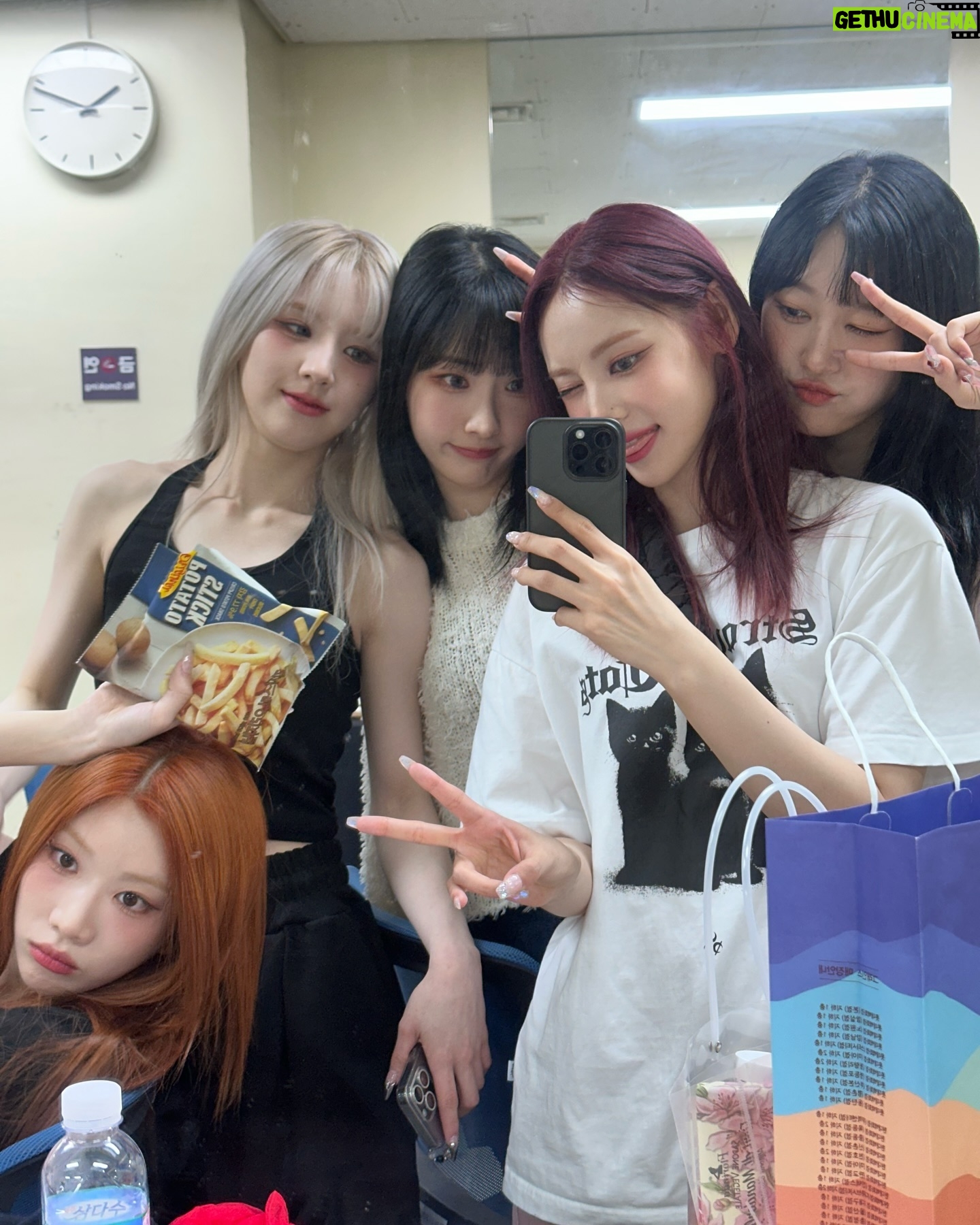 Jeong Jin-sol Instagram - ARTMS 데뷔 쇼케이스 끝! 🩷💚❤️💙💜
