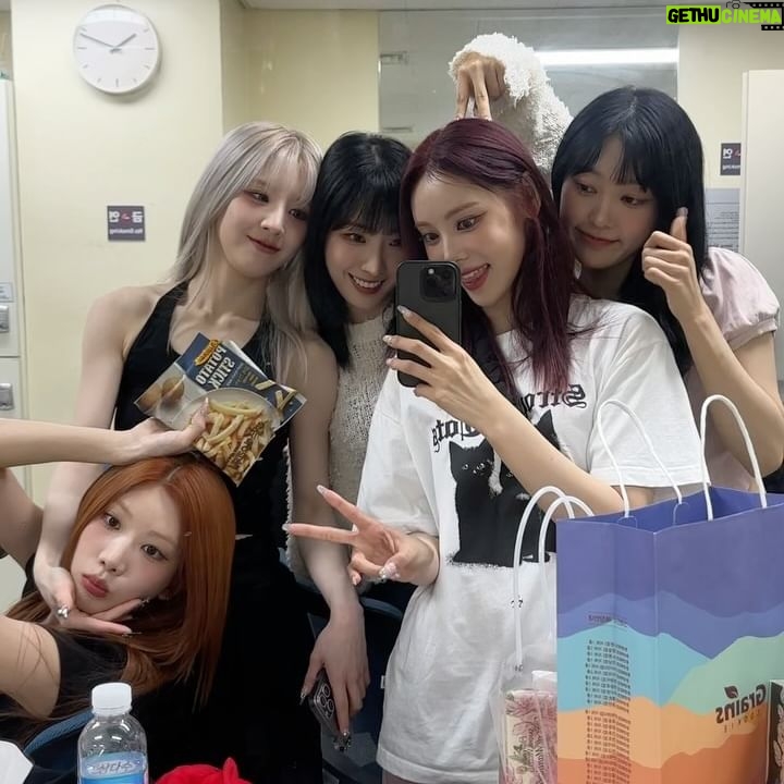 Jeong Jin-sol Instagram - ARTMS 데뷔 쇼케이스 끝! 🩷💚❤️💙💜