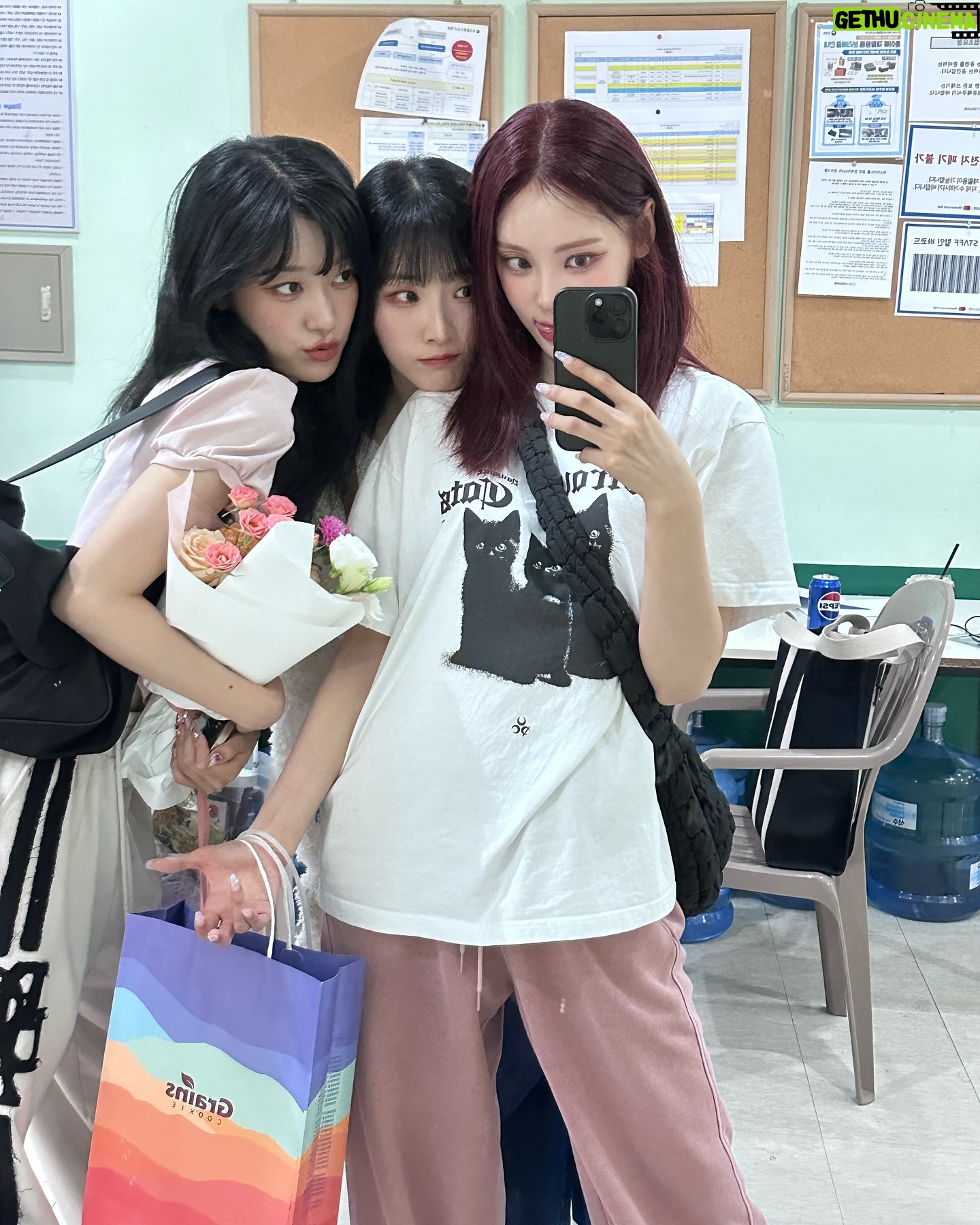 Jeong Jin-sol Instagram - ARTMS 데뷔 쇼케이스 끝! 🩷💚❤️💙💜