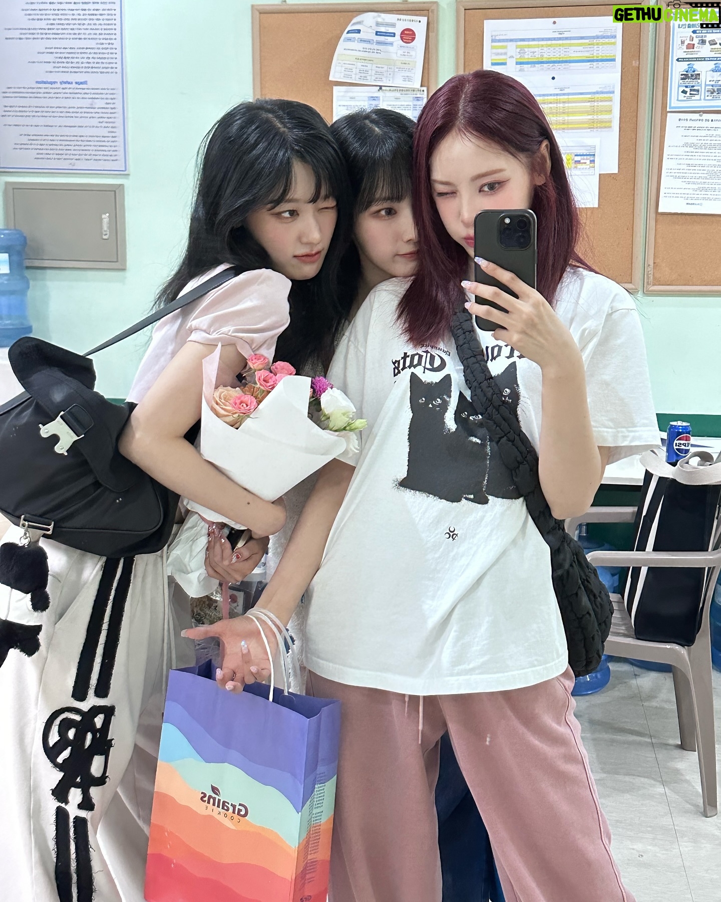 Jeong Jin-sol Instagram - ARTMS 데뷔 쇼케이스 끝! 🩷💚❤️💙💜