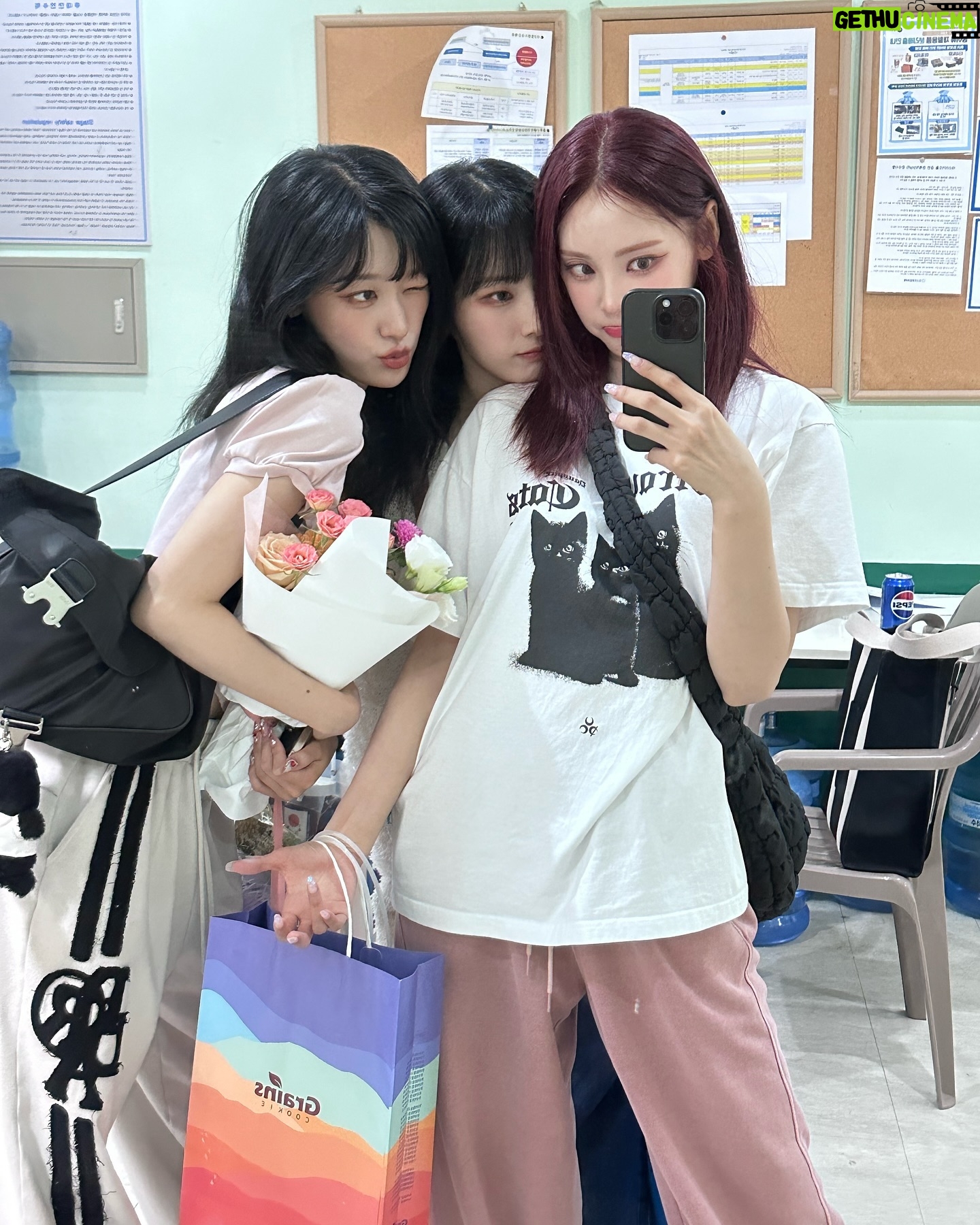 Jeong Jin-sol Instagram - ARTMS 데뷔 쇼케이스 끝! 🩷💚❤️💙💜