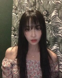 Jeong Yu-mi Instagram - 기억도 안나는 나의 앞머리.💇🏻‍♀️