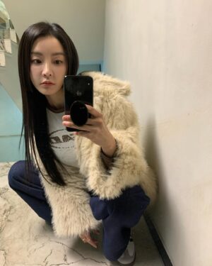 Jeong Yu-mi Instagram - 장기간 사극촬영 끝났으니 뒷북 좀 쳐도 되쟈나.💇🏻‍♀️😛💕