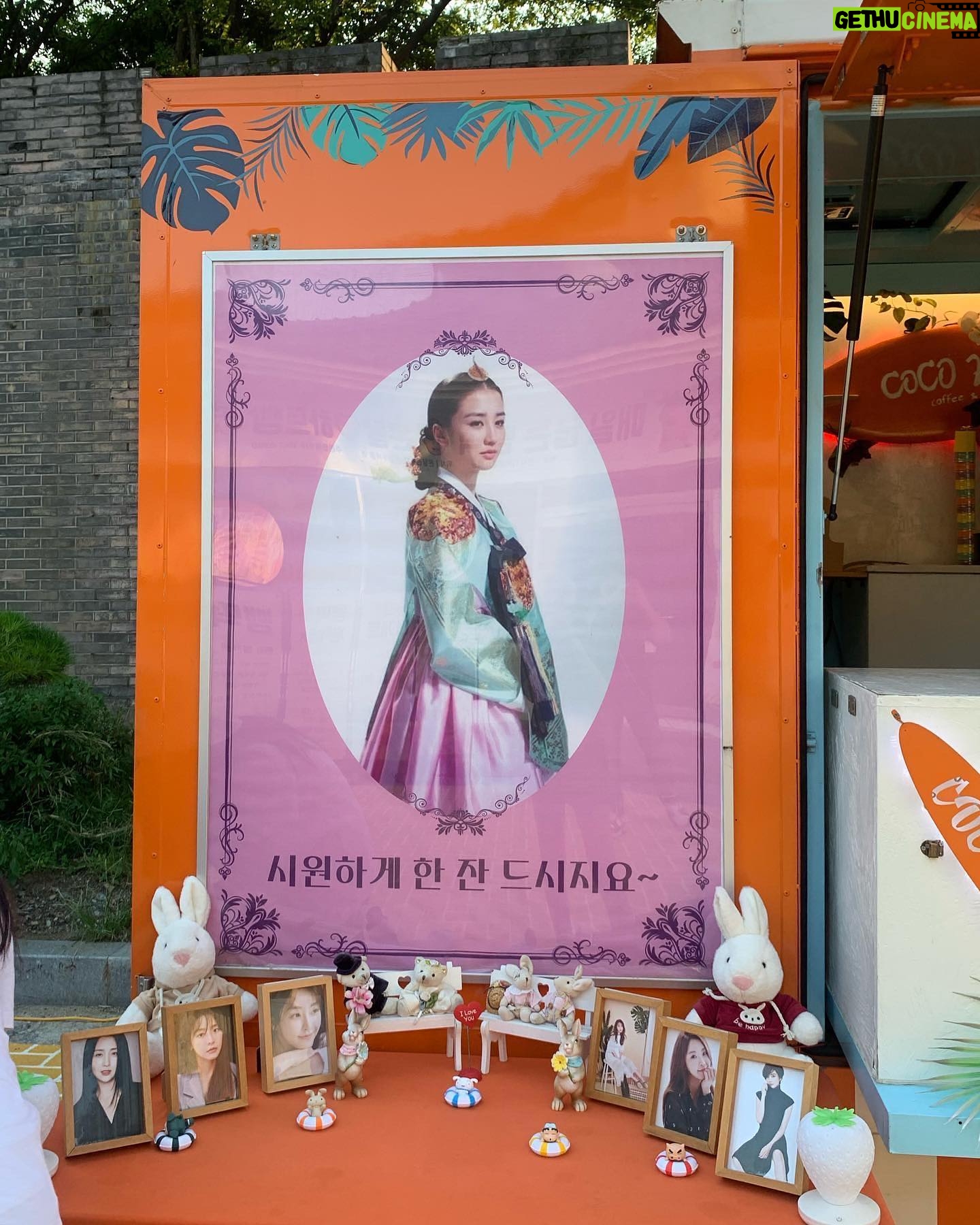 Jeong Yu-mi Instagram - 장희빈과 인현왕후께서 우씨왕후를 응원해주고 계십니다.😉 고마워 내사랑둘, 나 힘낼께!!😘 #동이#우씨왕후