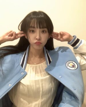 Jeong Yu-mi Instagram - 5랜만입니다.✋🏻🩵