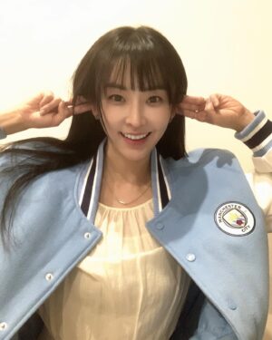 Jeong Yu-mi Instagram - 5랜만입니다.✋🏻🩵