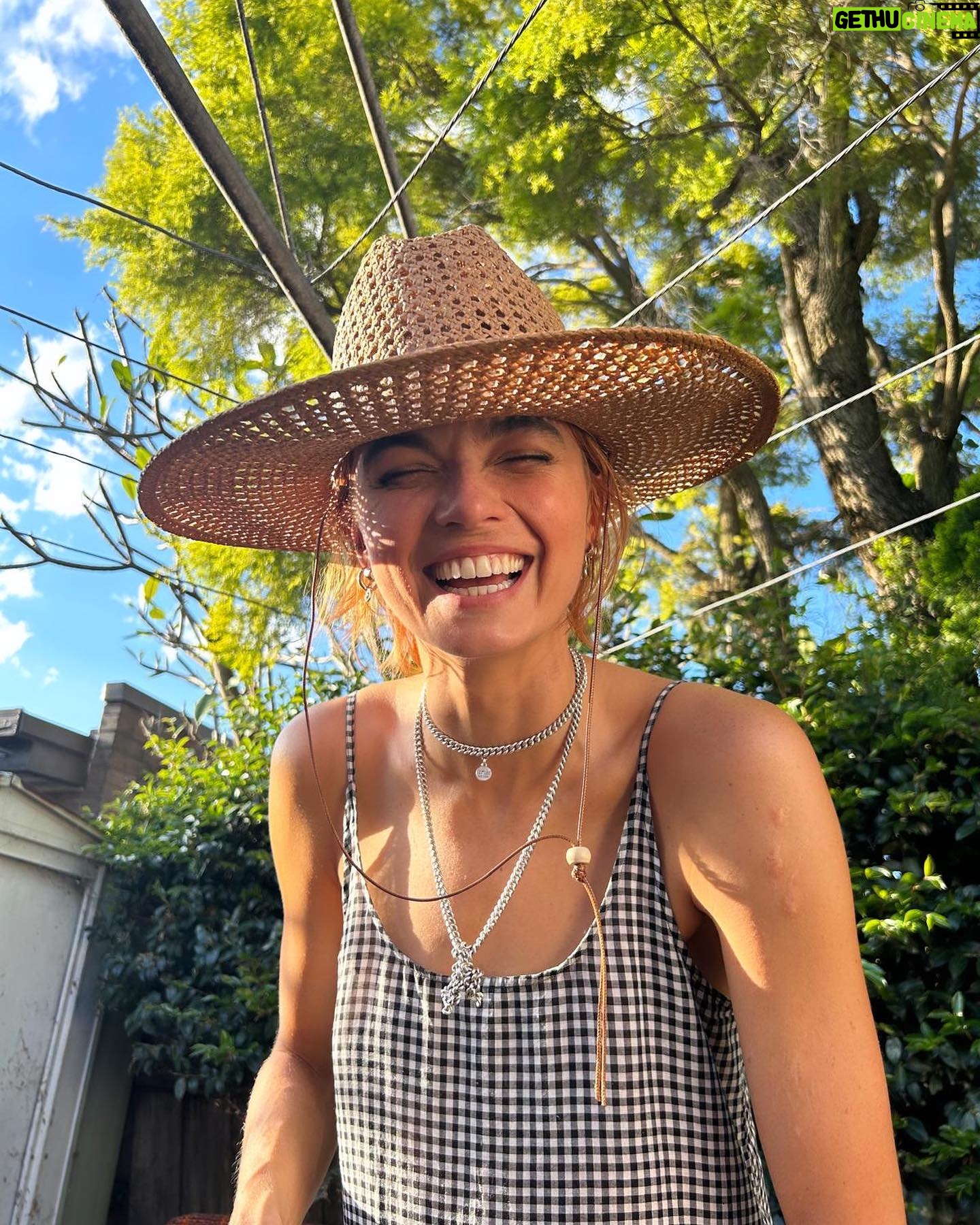 Jess Bush - 4.9K Likes - OMW to Gadigal land/Sydney for some vitamin D and big spoon duties. If anyone needs me my fee is one fruity drink and one head scratch (non-negotiable)