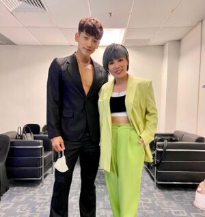 Jess Lee Instagram - 魅力這件事，在 oppa 身上，擋也擋不住！
見過不少風浪的我，見到 @rain_oppa 本人，還是忍不住少女心，緊張起來！超帥！ 我根本迷妹上身！😄
.
而且 oppa 人超nice，拍完照還跟我握手，說了 pleasure meeting you，我更覺得是我的榮幸！😍
走越高，越客氣，真正的巨星！也是藝人的典範！愛！
.
感謝 @betadiamalaysia , 
讓我跟oppa 相見歡,
更讓我有機會唱好多歌給大家聽！！
希望大家有個愉快的晚上！
（我本人是愉快到不行啦！哈哈哈哈😂）
晚安！！❤️