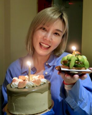 Jess Lee Instagram - 不知道從什麼時候開始
生日好像變得沒那麼重要。
但儀式感還是讓我很開心～
.
今天有妹妹陪我過生日，
hen幸福☺️
還收到超有愛的蛋糕❤️
謝謝大家的祝福～