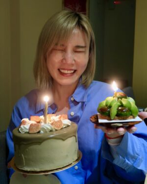 Jess Lee Instagram - 不知道從什麼時候開始
生日好像變得沒那麼重要。
但儀式感還是讓我很開心～
.
今天有妹妹陪我過生日，
hen幸福☺️
還收到超有愛的蛋糕❤️
謝謝大家的祝福～