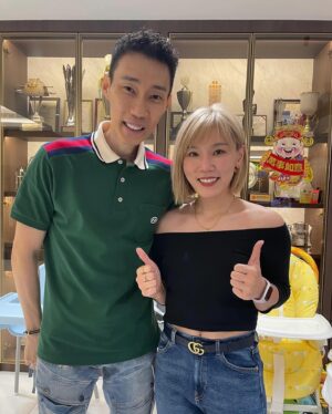 Jess Lee Instagram - .
2024的農曆新年，竟然來到了元宵節！
大多數的時間就是在家陪家人，或跟家人外出。
但有一件事是我最最最最難忘的，
就是，我在新年期間，拜訪了 李宗偉本人！！！！
（是迷妹，要大肆炫耀的心情！🤣）
.
Datuk Wira 本人非常好，超級無敵nice，
完全就是個和藹可親的大哥哥！
重點是，羽球之神還賜了我一個簽名球拍！
雖然我羽球打得很爛，但我堅信有加持有差！😆
謝謝哥！！ @leechongweiofficial 
.
#新年就是個幸福快樂的孩子
#元宵節快樂