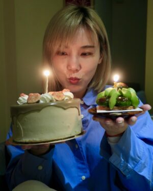 Jess Lee Instagram - 不知道從什麼時候開始
生日好像變得沒那麼重要。
但儀式感還是讓我很開心～
.
今天有妹妹陪我過生日，
hen幸福☺️
還收到超有愛的蛋糕❤️
謝謝大家的祝福～