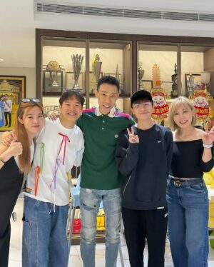 Jess Lee Instagram - .
2024的農曆新年，竟然來到了元宵節！
大多數的時間就是在家陪家人，或跟家人外出。
但有一件事是我最最最最難忘的，
就是，我在新年期間，拜訪了 李宗偉本人！！！！
（是迷妹，要大肆炫耀的心情！🤣）
.
Datuk Wira 本人非常好，超級無敵nice，
完全就是個和藹可親的大哥哥！
重點是，羽球之神還賜了我一個簽名球拍！
雖然我羽球打得很爛，但我堅信有加持有差！😆
謝謝哥！！ @leechongweiofficial 
.
#新年就是個幸福快樂的孩子
#元宵節快樂