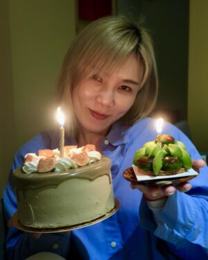 Jess Lee Instagram - 不知道從什麼時候開始
生日好像變得沒那麼重要。
但儀式感還是讓我很開心～
.
今天有妹妹陪我過生日，
hen幸福☺️
還收到超有愛的蛋糕❤️
謝謝大家的祝福～