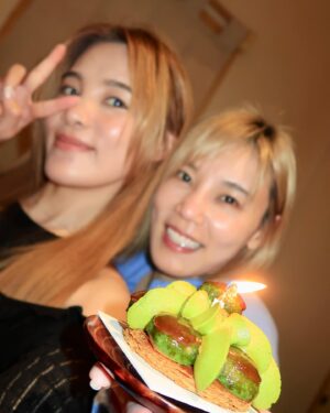 Jess Lee Instagram - 不知道從什麼時候開始
生日好像變得沒那麼重要。
但儀式感還是讓我很開心～
.
今天有妹妹陪我過生日，
hen幸福☺️
還收到超有愛的蛋糕❤️
謝謝大家的祝福～