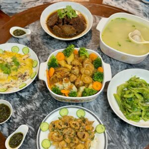 Jess Lee Instagram - 除夕，我家很特別，吃的是「中午的團圓飯」。
.
以前，因為家裡在購物商場做生意，
我們會把握除夕最後的購物人潮，
所以一家人是早上吃飽飽，才出門作戰！
全家都是最強銷售，爸爸負責坐櫃檯，
除夕，絕對是全年生意最好的一天！😆
.
再後來，爸爸媽媽退休，姊姊也嫁人，
我們還是延續中午吃團圓飯，
這樣女兒們都能一起團圓，晚上才回夫家。
.
除夕的sop，就是媽媽一大早起來準備，
我們最大的貢獻就是，只能幫忙擺盤拍照，
吃完飯，姐姐姐夫準備回去夫家，
而我跟妹妹，清潔完畢就開始耍廢模式！😂
.
所以right now，我是很chill地躺在床上，
等待著刷大家分享今晚的除夕菜色！😆