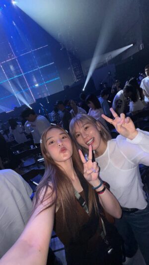 Jess Lee Instagram - .
等不及6月，跟妹妹在廈門先朝聖了！
.
53人，完整的管弦 流行樂隊
音樂音場讓人大滿足！
唱歌深情、表演逗趣、神情鬼馬的學友哥，
又唱又跳，狀態超級無敵好！！
60  有感動有驚豔有回憶。
.
謝謝學友哥給了我一個幸福的夜晚。
為了紀念，我破天荒剪了影片！還上字幕！😆
但願我也能跟你一樣，唱到60 ！❤️
.
誰也會去看「張學友60 演唱會」？？