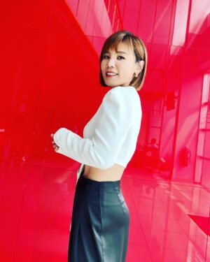 Jess Lee Instagram - .
《#最好的我們》其實是我出道以來，
第一次錄製的馬來西亞音樂節目。
不要問我為什麼，我確信一切都是最好的安排。
謝謝 @8tvmalaysia  謝謝 @_yeelee_ 
.
歌手之間的能量傳遞，是很神奇的。
在現場看到其他不管是前輩還是後輩歌手的表演，自己也覺得被inspired，
感恩「最好的我們」給了我滿滿的養分。
.
#薇小故事：penny姊 阿鑌是之前就認識，相處非常自在！這次反而是我第一次跟光良哥接觸，真的是溫暖到極致的一個人！歌聲暖到我融化，個性也超暖心可愛。感恩馬來西亞有這麼多優秀的哥哥姊姊❤️ 我也要成為像他們一樣的人！😅
.
🎶《最好的我们》
每逢星期日，晚上9點播出
