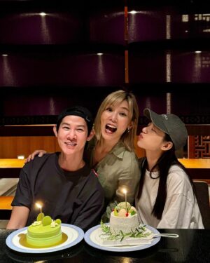 Jess Lee Instagram - 今年的生日，應該是我這輩子，
吹 吃最多蛋糕的一次！😂
感謝我的好朋友 妹妹 @kaia1ee 
聚餐真的很開心！
希望接下來就是滿滿的工作順利！
健康與自在 是always 要在！哈哈⋯
當然，永遠存在的願望，吃不胖！🤣
.
#always慢半拍的遲到文😆