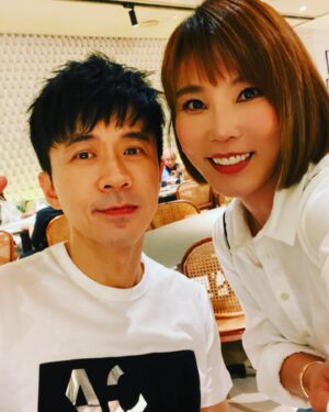 Jess Lee Instagram - .
《#最好的我們》其實是我出道以來，
第一次錄製的馬來西亞音樂節目。
不要問我為什麼，我確信一切都是最好的安排。
謝謝 @8tvmalaysia  謝謝 @_yeelee_ 
.
歌手之間的能量傳遞，是很神奇的。
在現場看到其他不管是前輩還是後輩歌手的表演，自己也覺得被inspired，
感恩「最好的我們」給了我滿滿的養分。
.
#薇小故事：penny姊 阿鑌是之前就認識，相處非常自在！這次反而是我第一次跟光良哥接觸，真的是溫暖到極致的一個人！歌聲暖到我融化，個性也超暖心可愛。感恩馬來西亞有這麼多優秀的哥哥姊姊❤️ 我也要成為像他們一樣的人！😅
.
🎶《最好的我们》
每逢星期日，晚上9點播出