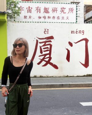 Jess Lee Instagram - 當你們看這po文，你會知道兩件事
1.我在廈門（很明顯吧～😂）
2.我妹跟我一起！（才有照片啊！🤣）
.
這種奇怪的照片，我知道很討喜！
好好謝一下 @kaia1ee ！哈哈😆