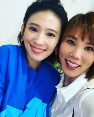 Jess Lee Instagram - .
《#最好的我們》其實是我出道以來，
第一次錄製的馬來西亞音樂節目。
不要問我為什麼，我確信一切都是最好的安排。
謝謝 @8tvmalaysia  謝謝 @_yeelee_ 
.
歌手之間的能量傳遞，是很神奇的。
在現場看到其他不管是前輩還是後輩歌手的表演，自己也覺得被inspired，
感恩「最好的我們」給了我滿滿的養分。
.
#薇小故事：penny姊 阿鑌是之前就認識，相處非常自在！這次反而是我第一次跟光良哥接觸，真的是溫暖到極致的一個人！歌聲暖到我融化，個性也超暖心可愛。感恩馬來西亞有這麼多優秀的哥哥姊姊❤️ 我也要成為像他們一樣的人！😅
.
🎶《最好的我们》
每逢星期日，晚上9點播出