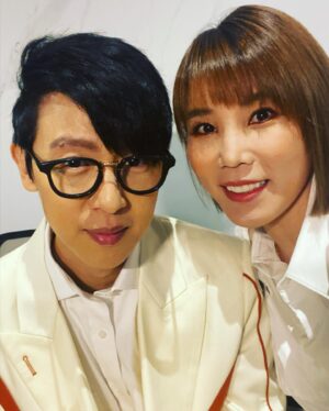 Jess Lee Instagram - .
《#最好的我們》其實是我出道以來，
第一次錄製的馬來西亞音樂節目。
不要問我為什麼，我確信一切都是最好的安排。
謝謝 @8tvmalaysia  謝謝 @_yeelee_ 
.
歌手之間的能量傳遞，是很神奇的。
在現場看到其他不管是前輩還是後輩歌手的表演，自己也覺得被inspired，
感恩「最好的我們」給了我滿滿的養分。
.
#薇小故事：penny姊 阿鑌是之前就認識，相處非常自在！這次反而是我第一次跟光良哥接觸，真的是溫暖到極致的一個人！歌聲暖到我融化，個性也超暖心可愛。感恩馬來西亞有這麼多優秀的哥哥姊姊❤️ 我也要成為像他們一樣的人！😅
.
🎶《最好的我们》
每逢星期日，晚上9點播出