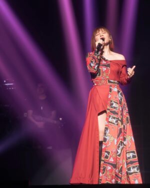 Jess Lee Instagram - Mungkinkah ini,menjadi Reality？
YES！終於實現了！🥹🥹
雖然我知道哭哭會影響唱歌，但我真的忍不住！😂
太多的回憶、感慨、欣慰、感動⋯
爸爸媽媽姊姊、老師、好朋友、好多歌迷在台下，
深深一鞠躬，謝謝大家來聽我唱歌⋯
This is just a begin⋯ ❤️
.
謝謝成就這一切的團隊❤️❤️
Organizer | @lofi.entertainment 
Venue |  @megastararena_official 
Hair stylist | @tim7312  @under.hair.1 
Make up | @raeseok 
Designer | @bobjian19 @danielwong_official