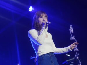 Jess Lee Instagram - 2023年，《痛快開麥》從內地開跑
終於回到了台北！
台北場地真的很難喬，從去年喬到今年
終於喬到一個禮拜天！！
.
顧及到南部/第二天上班上學的朋友，
演唱會準時7pm開始（不要遲到！）
雖然表定是90分鐘，但以我的風趣幽默，
9點才讓你們走，應該是會發生的！😆
（提早預告，讓你們好喬後面時間）
.
這場不是以賺錢為目的的演唱會
票價1500，坐位，最棒的樂手歌手
只想好好唱歌給你們聽，
可以看到你們的眼睛，跟你們閒話家常～
.
如果你認為李佳薇的演唱會
只有飆高音、很吵、很刺耳，
那你就大錯特錯！😂
我保證看完，你對live有不一樣的見解
絕對身心舒暢！品質保證👍
.
上一次專場是5年前，
這次票沒有很多，希望你不要錯過❤️
2024/3/3，7pm，華山Legacy
.
#麻煩大家告訴大家
#來了絕對不會後悔