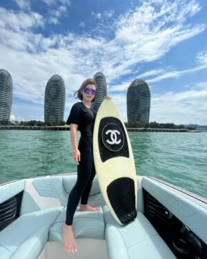 Jess Lee Instagram - .
前兩個禮拜去三亞，
體驗了一下wakeboarding （船尾衝浪？）
.
感謝教練高超的拍照及教學技術！
（然後我還忘記跟教練合照！😞）
.
經過5次的站不起來直接落水後，
終於迎來輝煌的幾秒鐘！👏
船上的大家比我還興奮！😂