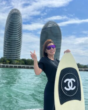 Jess Lee Instagram - .
前兩個禮拜去三亞，
體驗了一下wakeboarding （船尾衝浪？）
.
感謝教練高超的拍照及教學技術！
（然後我還忘記跟教練合照！😞）
.
經過5次的站不起來直接落水後，
終於迎來輝煌的幾秒鐘！👏
船上的大家比我還興奮！😂