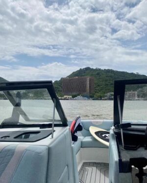 Jess Lee Instagram - .
前兩個禮拜去三亞，
體驗了一下wakeboarding （船尾衝浪？）
.
感謝教練高超的拍照及教學技術！
（然後我還忘記跟教練合照！😞）
.
經過5次的站不起來直接落水後，
終於迎來輝煌的幾秒鐘！👏
船上的大家比我還興奮！😂