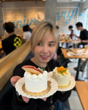 Jess Lee Instagram - 今年的生日，應該是我這輩子，
吹 吃最多蛋糕的一次！😂
感謝我的好朋友 妹妹 @kaia1ee 
聚餐真的很開心！
希望接下來就是滿滿的工作順利！
健康與自在 是always 要在！哈哈⋯
當然，永遠存在的願望，吃不胖！🤣
.
#always慢半拍的遲到文😆