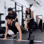 Jesseca Liu Instagram – You can go places with great spotters in the gym. 😂

#gym #fun #fitspo #humour
