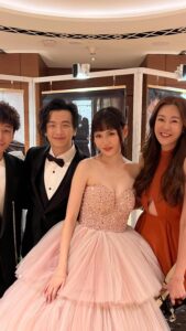 Jesseca Liu Instagram - 关于上个礼拜浪漫的一周，有幸听证一场心动的告白，少不了的浪漫对唱！绝对配得上“才子佳人”的称号。关于爱的回答有很多种，有一种是：你是第一个，也是唯一一个！💜💜 @shopforbrat @jones.skj #embroideredinlove #BRATbyJSKJ Music: Chasing Waterfalls Musician: Marilyn Ford Site: https://pixabay.com/music/rnb-chasing-waterfalls-marilyn-ford-135784/