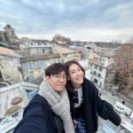Jesseca Liu Instagram - 2023的高高低低： 因为图中的矮圆桌我被敲断了两根脚趾头，现在它们已经茁壮的恢复了。 四月是绝对有意义的一个月，我毕业了，老公也顺利的拿下了人生第一座红星大奖。心里充满了感激，和 @jesssstify 一起走过了许多的美好。 我接下人生中第一个旅游节目，和老公搭档去了两个国家，台湾和日本。中间还隔了一部电视剧《那一年的除夕夜》，很巧的是他也有份参与，还真的一年到头腻在一块。 拍摄电视剧的中途 外公走了，但他走得安详，大家也已经提前告别了，也算没有遗憾。 忙碌的2023，我们开了新的spa和Jhome4，在2023年底迎来了我们第一组住客 @yahuiyh 小姐姐。年底在出国去台湾排旅游节目之前我们搬家了！好巧不巧的和妹妹 @jiaqiwoo 用了同一家搬运公司。拍摄回来不到5天的时间，我们又到国外旅游了。 2023有很多坏消息，但不妨碍我们以更好的姿态迎接更多的挑战更美好的2024！ #回顾2023 #迎接2024