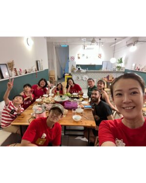 Jesseca Liu Instagram - 2023的高高低低： 
因为图中的矮圆桌我被敲断了两根脚趾头，现在它们已经茁壮的恢复了。
四月是绝对有意义的一个月，我毕业了，老公也顺利的拿下了人生第一座红星大奖。心里充满了感激，和 @jesssstify 一起走过了许多的美好。
我接下人生中第一个旅游节目，和老公搭档去了两个国家，台湾和日本。中间还隔了一部电视剧《那一年的除夕夜》，很巧的是他也有份参与，还真的一年到头腻在一块。
拍摄电视剧的中途 外公走了，但他走得安详，大家也已经提前告别了，也算没有遗憾。
忙碌的2023，我们开了新的spa和Jhome4，在2023年底迎来了我们第一组住客 @yahuiyh 小姐姐。年底在出国去台湾排旅游节目之前我们搬家了！好巧不巧的和妹妹 @jiaqiwoo 用了同一家搬运公司。拍摄回来不到5天的时间，我们又到国外旅游了。
2023有很多坏消息，但不妨碍我们以更好的姿态迎接更多的挑战更美好的2024！
#回顾2023 #迎接2024