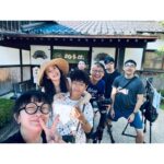Jesseca Liu Instagram - 2023的高高低低： 因为图中的矮圆桌我被敲断了两根脚趾头，现在它们已经茁壮的恢复了。 四月是绝对有意义的一个月，我毕业了，老公也顺利的拿下了人生第一座红星大奖。心里充满了感激，和 @jesssstify 一起走过了许多的美好。 我接下人生中第一个旅游节目，和老公搭档去了两个国家，台湾和日本。中间还隔了一部电视剧《那一年的除夕夜》，很巧的是他也有份参与，还真的一年到头腻在一块。 拍摄电视剧的中途 外公走了，但他走得安详，大家也已经提前告别了，也算没有遗憾。 忙碌的2023，我们开了新的spa和Jhome4，在2023年底迎来了我们第一组住客 @yahuiyh 小姐姐。年底在出国去台湾排旅游节目之前我们搬家了！好巧不巧的和妹妹 @jiaqiwoo 用了同一家搬运公司。拍摄回来不到5天的时间，我们又到国外旅游了。 2023有很多坏消息，但不妨碍我们以更好的姿态迎接更多的挑战更美好的2024！ #回顾2023 #迎接2024