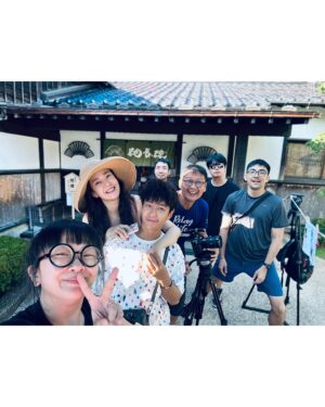 Jesseca Liu Instagram - 2023的高高低低： 
因为图中的矮圆桌我被敲断了两根脚趾头，现在它们已经茁壮的恢复了。
四月是绝对有意义的一个月，我毕业了，老公也顺利的拿下了人生第一座红星大奖。心里充满了感激，和 @jesssstify 一起走过了许多的美好。
我接下人生中第一个旅游节目，和老公搭档去了两个国家，台湾和日本。中间还隔了一部电视剧《那一年的除夕夜》，很巧的是他也有份参与，还真的一年到头腻在一块。
拍摄电视剧的中途 外公走了，但他走得安详，大家也已经提前告别了，也算没有遗憾。
忙碌的2023，我们开了新的spa和Jhome4，在2023年底迎来了我们第一组住客 @yahuiyh 小姐姐。年底在出国去台湾排旅游节目之前我们搬家了！好巧不巧的和妹妹 @jiaqiwoo 用了同一家搬运公司。拍摄回来不到5天的时间，我们又到国外旅游了。
2023有很多坏消息，但不妨碍我们以更好的姿态迎接更多的挑战更美好的2024！
#回顾2023 #迎接2024