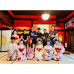 Jesseca Liu Instagram - 2023的高高低低： 因为图中的矮圆桌我被敲断了两根脚趾头，现在它们已经茁壮的恢复了。 四月是绝对有意义的一个月，我毕业了，老公也顺利的拿下了人生第一座红星大奖。心里充满了感激，和 @jesssstify 一起走过了许多的美好。 我接下人生中第一个旅游节目，和老公搭档去了两个国家，台湾和日本。中间还隔了一部电视剧《那一年的除夕夜》，很巧的是他也有份参与，还真的一年到头腻在一块。 拍摄电视剧的中途 外公走了，但他走得安详，大家也已经提前告别了，也算没有遗憾。 忙碌的2023，我们开了新的spa和Jhome4，在2023年底迎来了我们第一组住客 @yahuiyh 小姐姐。年底在出国去台湾排旅游节目之前我们搬家了！好巧不巧的和妹妹 @jiaqiwoo 用了同一家搬运公司。拍摄回来不到5天的时间，我们又到国外旅游了。 2023有很多坏消息，但不妨碍我们以更好的姿态迎接更多的挑战更美好的2024！ #回顾2023 #迎接2024
