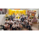 Jesseca Liu Instagram - 2023的高高低低： 因为图中的矮圆桌我被敲断了两根脚趾头，现在它们已经茁壮的恢复了。 四月是绝对有意义的一个月，我毕业了，老公也顺利的拿下了人生第一座红星大奖。心里充满了感激，和 @jesssstify 一起走过了许多的美好。 我接下人生中第一个旅游节目，和老公搭档去了两个国家，台湾和日本。中间还隔了一部电视剧《那一年的除夕夜》，很巧的是他也有份参与，还真的一年到头腻在一块。 拍摄电视剧的中途 外公走了，但他走得安详，大家也已经提前告别了，也算没有遗憾。 忙碌的2023，我们开了新的spa和Jhome4，在2023年底迎来了我们第一组住客 @yahuiyh 小姐姐。年底在出国去台湾排旅游节目之前我们搬家了！好巧不巧的和妹妹 @jiaqiwoo 用了同一家搬运公司。拍摄回来不到5天的时间，我们又到国外旅游了。 2023有很多坏消息，但不妨碍我们以更好的姿态迎接更多的挑战更美好的2024！ #回顾2023 #迎接2024