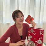 Jesseca Liu Instagram - 今年过年难得一家大小来新加坡陪我一起过年，怎么能少了肉干？ 美珍香苹果木切片肉干采用美国上等苹果木烟熏了2个小时，让烟熏滋味紧紧锁在肉干里， 没有添加防腐剂，软肉剂，人工色素，调味剂及味精， 让你安心喜庆团圆。🧧🐲 @beechenghiangsg #beechenghiang #美珍香 #bakkwa #CNY #chinesenewyear